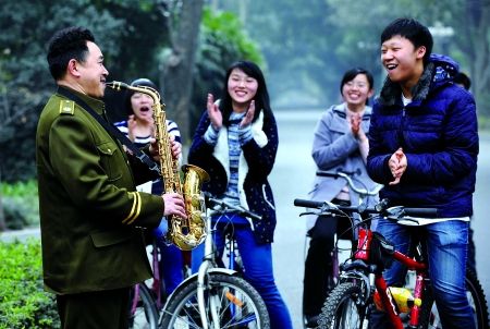 自學三種樂器，大學保安哥夢想開音樂會