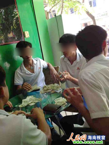 中學(xué)生街邊聚賭抽煙 中學(xué)生街邊聚賭抽煙