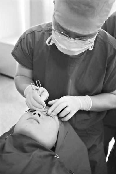 90后大學(xué)生整形扎堆在暑假 應(yīng)屆生整形多為求職 90后大學(xué)生整形扎堆在暑假 應(yīng)屆生整形多為求職