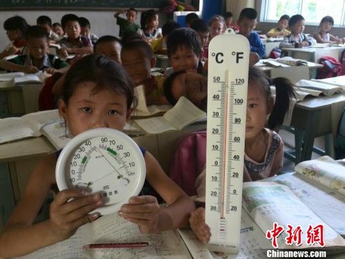 6月3日，下午四點(diǎn)，昆明市東川區(qū)因民鎮(zhèn)中心學(xué)校一年級教室溫度達(dá)到44℃