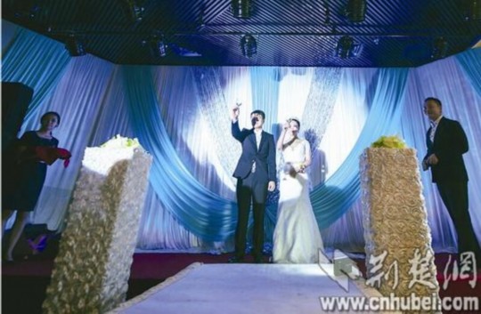 經(jīng)過(guò)執(zhí)著追求和3年戀愛(ài)，昨日，25歲的武漢小伙張巖終于娶回黑龍江姑娘張巖