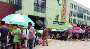 金壇市實(shí)驗幼兒園門前，家長在排隊