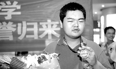 鄭州15歲高中生獲國際奧數(shù)金牌 最享受解題時刻 鄭州15歲高中生獲國際奧數(shù)金牌 最享受解題時刻