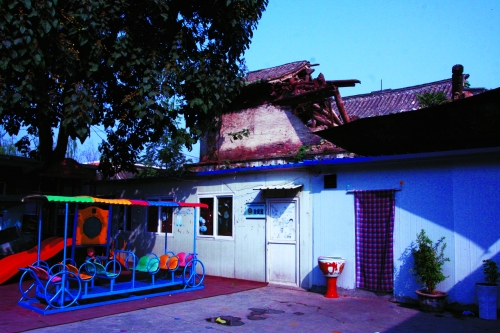 幼兒園緊挨隨時(shí)會(huì)坍塌的戲樓 幼兒園緊挨隨時(shí)會(huì)坍塌的戲樓