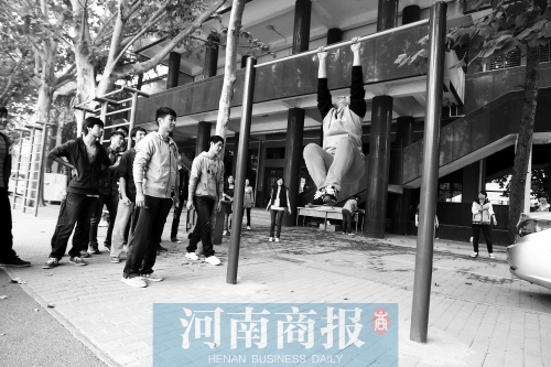 引體向上，難住不少同學