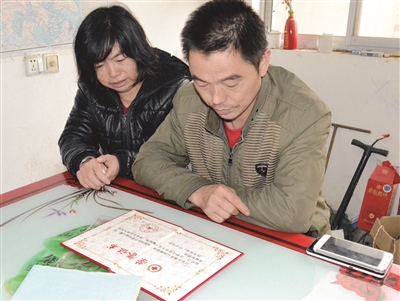 如今，劉圓父母想念女兒時只能看著榮譽(yù)證書發(fā)呆