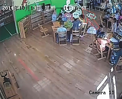 幼兒園監(jiān)控畫面顯示，小健曾被推搡、拉扯（紅箭頭處）