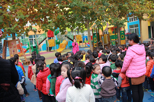 全園師生安全撤離到操場(chǎng) 全園師生安全撤離到操場(chǎng)