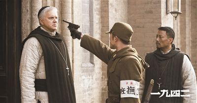 梅甘（左）、安西滿（右）與日本兵對峙的一幕。