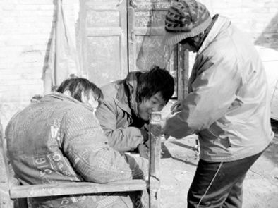 去年年初，武文英和雙胞胎腦癱兒子。圖片來源/《周口晚報》