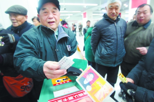 老人帶著多種證件想免費(fèi)乘車(chē)，工作人員稱(chēng)沒(méi)接到通知拒絕。