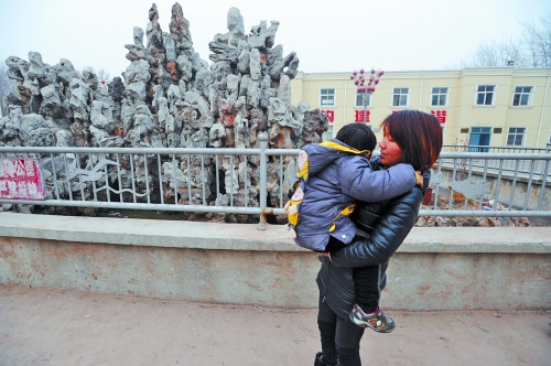 經(jīng)歷了之前的兇險，窩在媽媽懷中的亮亮看到水池，仍感到有些害怕。