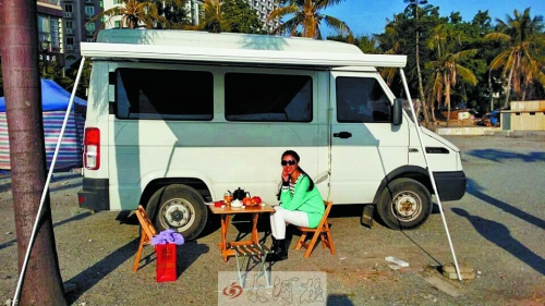 52歲潮爸開著房車帶家人游中國 車內(nèi)一應俱全