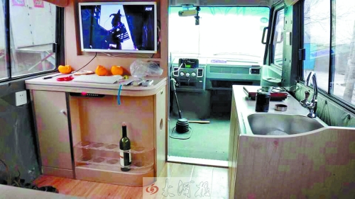 52歲潮爸開著房車帶家人游中國 車內(nèi)一應俱全