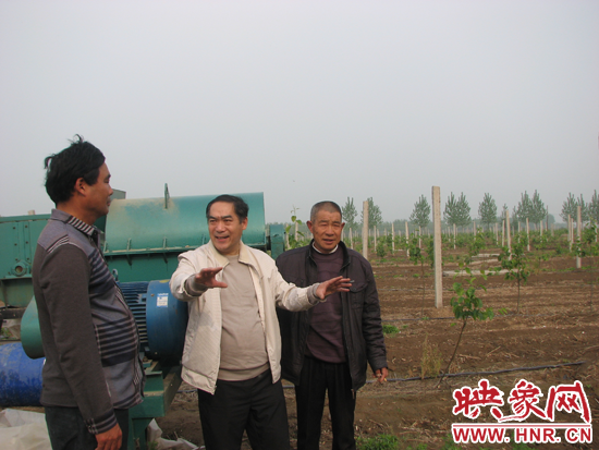 徐書祥向漯河美錦現(xiàn)代農(nóng)業(yè)副總經(jīng)理王德禮(左)和負責(zé)園區(qū)的村黨支部委員劉現(xiàn)庭(右)了解情況 徐書祥向漯河美錦現(xiàn)代農(nóng)業(yè)副總經(jīng)理王德禮(左)和負責(zé)園區(qū)的村黨支部委員劉現(xiàn)庭(右)了解情況