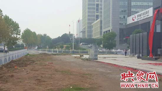 原有的綠地如今不見了蹤影 原有的綠地如今不見了蹤影