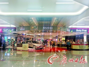 　迪拜機(jī)場的免稅店是不少人的血拼地。