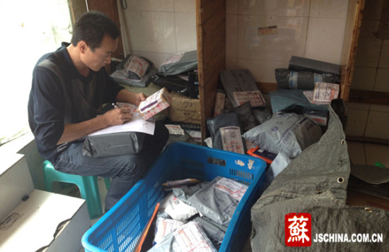 后“雙十一”效應(yīng):一天送件400余快遞哥徹底“忙瘋了” 后“雙十一”效應(yīng):一天送件400余快遞哥徹底“忙瘋了”