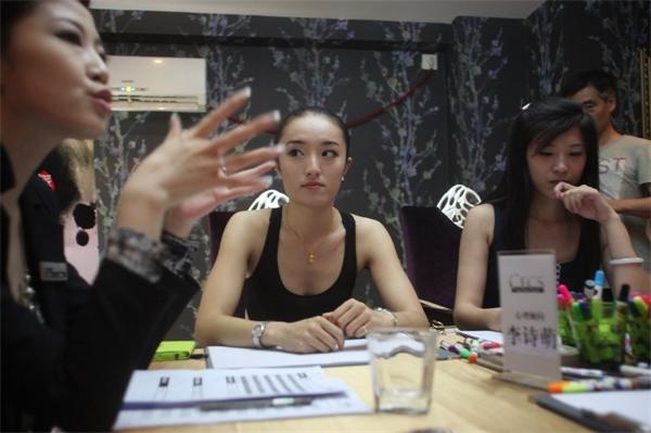 圖為參選者在等待選拔。