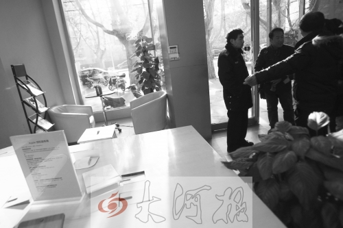 人民路上的這家商店,夜間疑被一男子隔著門縫用長竿偷走一臺蘋果ipad air。