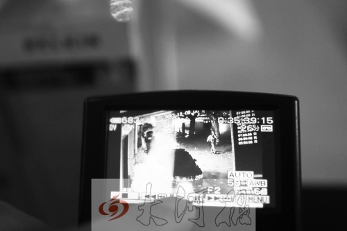 人民路上的這家商店,夜間疑被一男子隔著門縫用長竿偷走一臺蘋果ipad air。