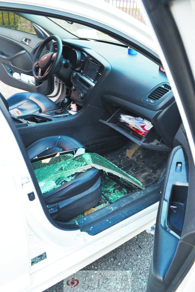 車玻璃被砸碎，車內(nèi)被翻動。