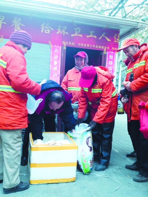 環(huán)衛(wèi)工在領(lǐng)取愛(ài)心早餐 環(huán)衛(wèi)工在領(lǐng)取愛(ài)心早餐