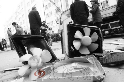 7樓一住戶家中天然氣爆炸，廚房里的排氣扇被炸得掉落地上。