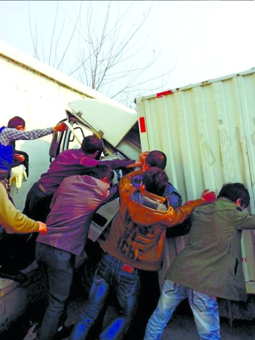 眾人把車往后推，從駕駛室救人