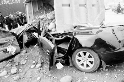 西峽載石塊貨車側(cè)翻壓奧迪 奧迪司機被埋身亡 西峽載石塊貨車側(cè)翻壓奧迪 奧迪司機被埋身亡