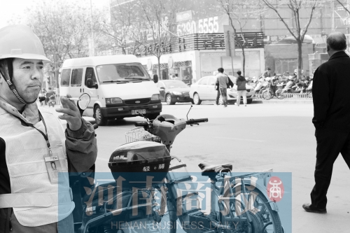  燃?xì)庑孤?消防員演習(xí)變實(shí)戰(zhàn)。而幾米外,有工作人員在抽煙