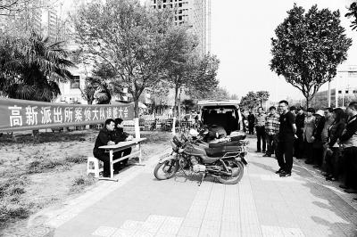 退贓大會(huì)上，石獅子物歸原主