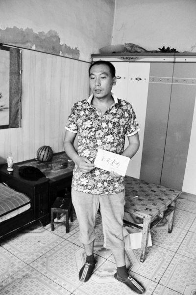 采建新拿的信封里，是南京警方送來的獎金。