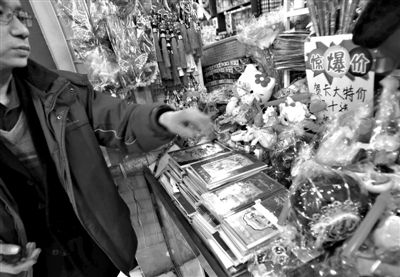 12月27日，世紀(jì)天鼎購(gòu)物廣場(chǎng)的一位商戶(hù)表示，今年的賀卡明顯沒(méi)有前幾年好賣(mài)。新京報(bào)記者 王貴彬 攝