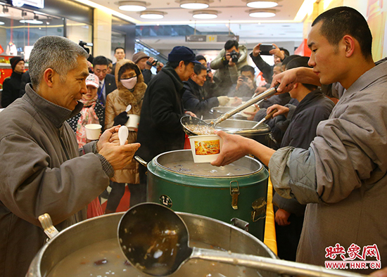 鄭州市民臘八節(jié)免費(fèi)品嘗少林“五行臘八粥” 鄭州市民臘八節(jié)免費(fèi)品嘗少林“五行臘八粥”