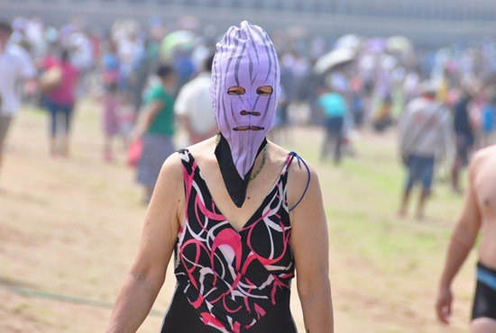 2013年7月3日，山東青島青島高溫來襲，“青島大媽”不懼滸苔，戴著“強盜面具”出現(xiàn)在海水浴場消暑降