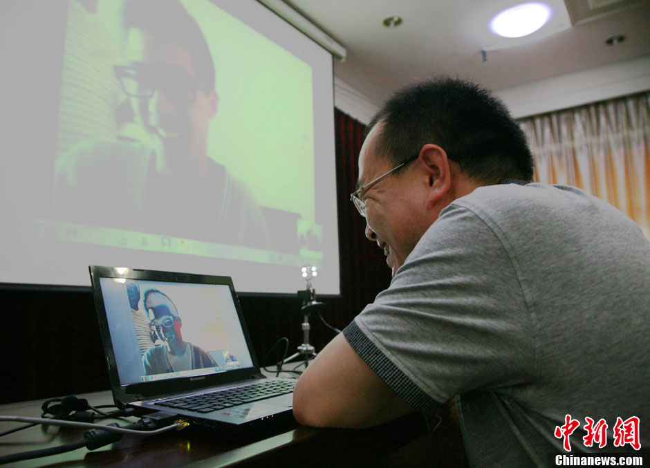 浙江江山韓亞空難親歷學(xué)生與國(guó)內(nèi)家長(zhǎng)進(jìn)行視頻對(duì)話 中新社發(fā) 李晨韻/攝 浙江江山韓亞空難親歷學(xué)生與國(guó)內(nèi)家長(zhǎng)進(jìn)行視頻對(duì)話 中新社發(fā) 李晨韻/攝