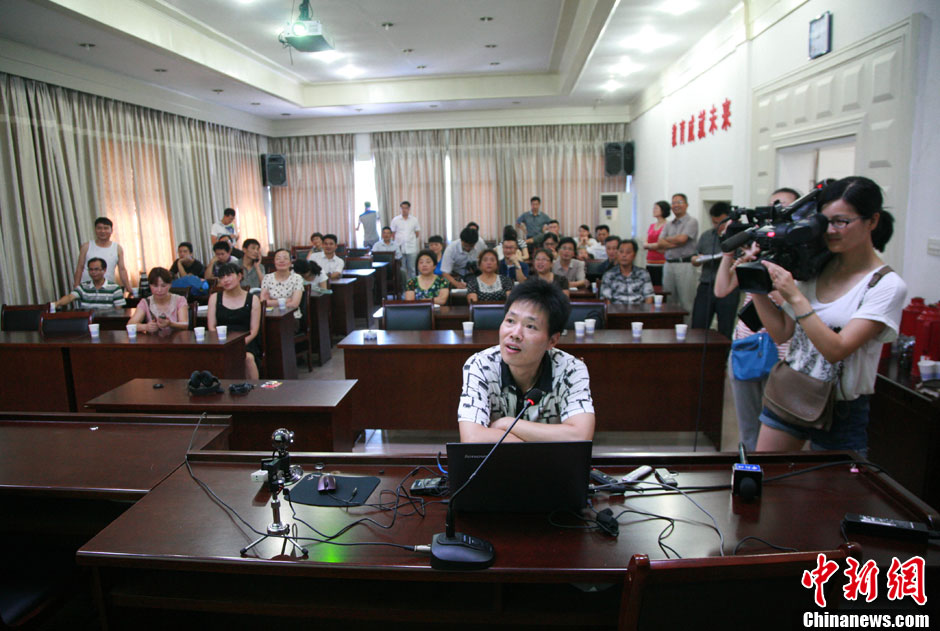 浙江江山韓亞空難親歷學(xué)生與國(guó)內(nèi)家長(zhǎng)進(jìn)行視頻對(duì)話 中新社發(fā) 李晨韻/攝 浙江江山韓亞空難親歷學(xué)生與國(guó)內(nèi)家長(zhǎng)進(jìn)行視頻對(duì)話 中新社發(fā) 李晨韻/攝