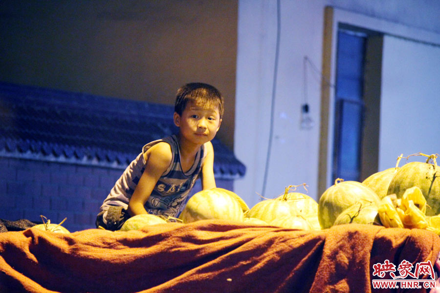 深夜鄭州街頭的瓜農 深夜鄭州街頭的瓜農