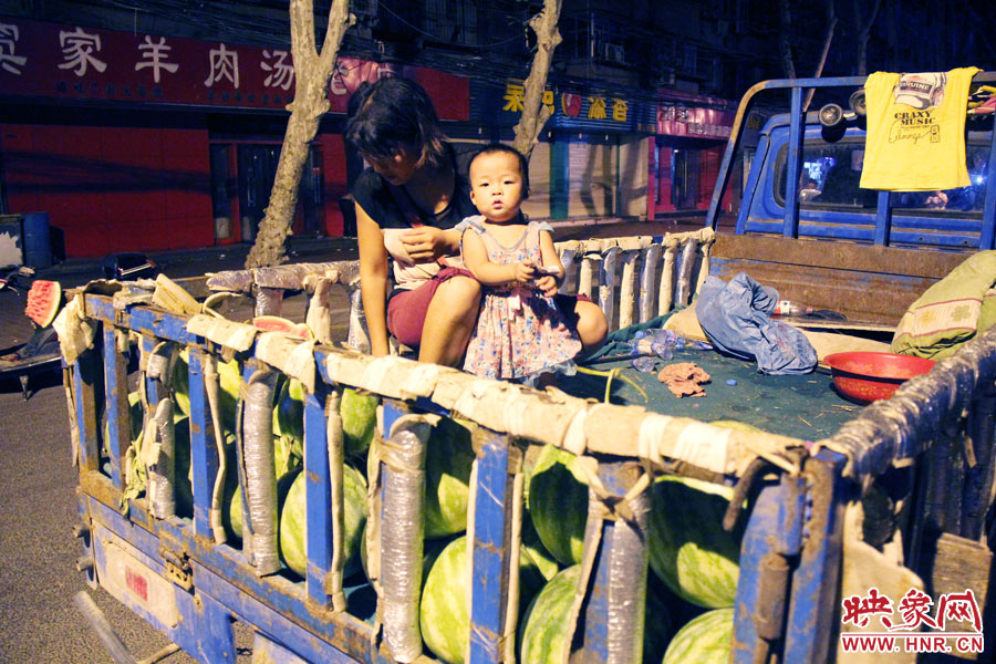 深夜鄭州街頭的瓜農 深夜鄭州街頭的瓜農