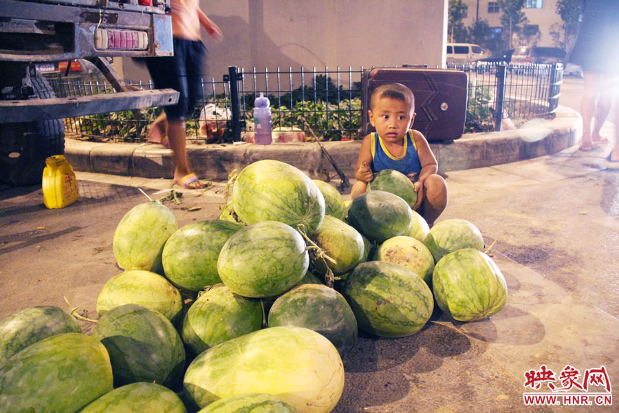 深夜鄭州街頭的瓜農 深夜鄭州街頭的瓜農