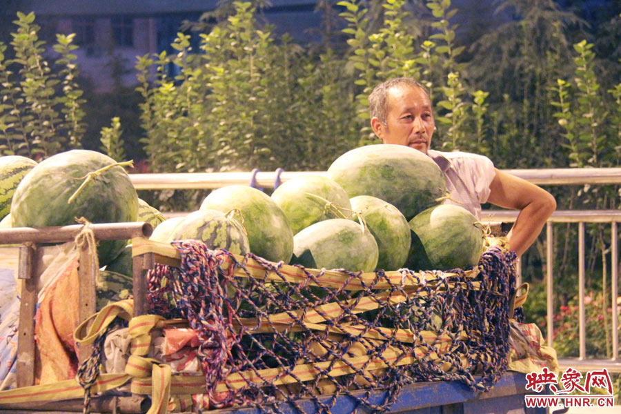 深夜鄭州街頭的瓜農 深夜鄭州街頭的瓜農