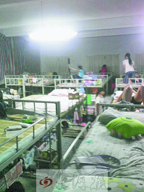 住在電教室里的女生們，擁擠不堪。