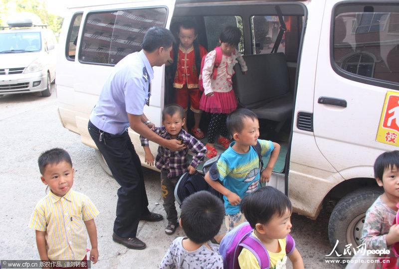 河南一面包車當(dāng)校車嚴(yán)重超載 6座擠著28個孩子 河南一面包車當(dāng)校車嚴(yán)重超載 6座擠著28個孩子