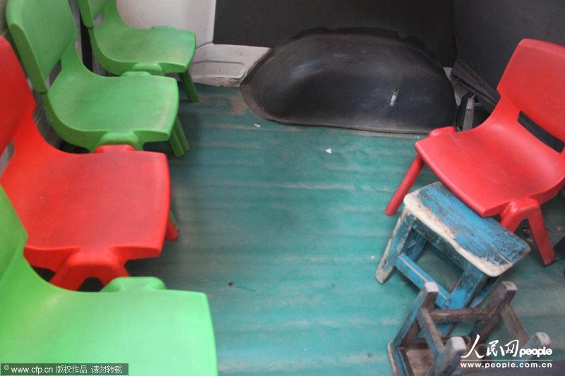 河南一面包車當(dāng)校車嚴(yán)重超載 6座擠著28個孩子 河南一面包車當(dāng)校車嚴(yán)重超載 6座擠著28個孩子