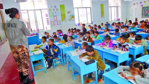 有的課桌直抵講臺(tái)，學(xué)生眼睛離黑板非常近。