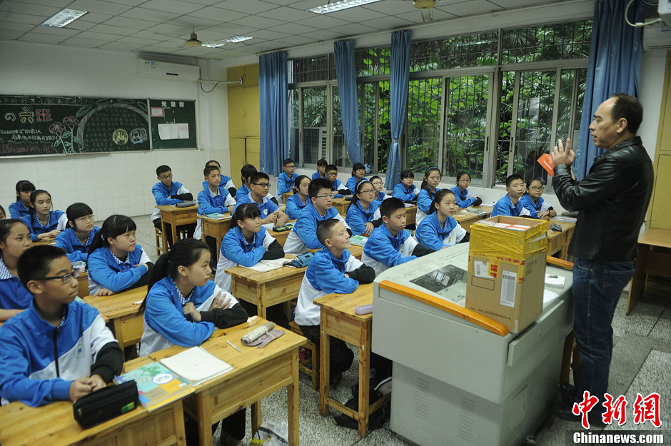 圖為老師正在向同學(xué)們講解用非智能手機(jī)對(duì)他們的好處。