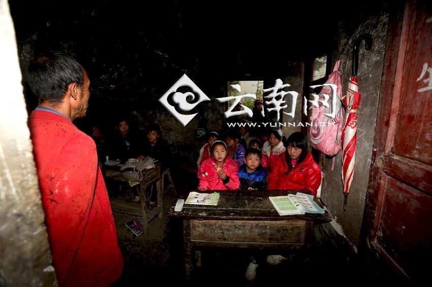 小學(xué)里只有兩個(gè)班，大點(diǎn)的孩子無法升入高年級(jí)，只得從一年級(jí)再讀起，就像復(fù)讀機(jī)。