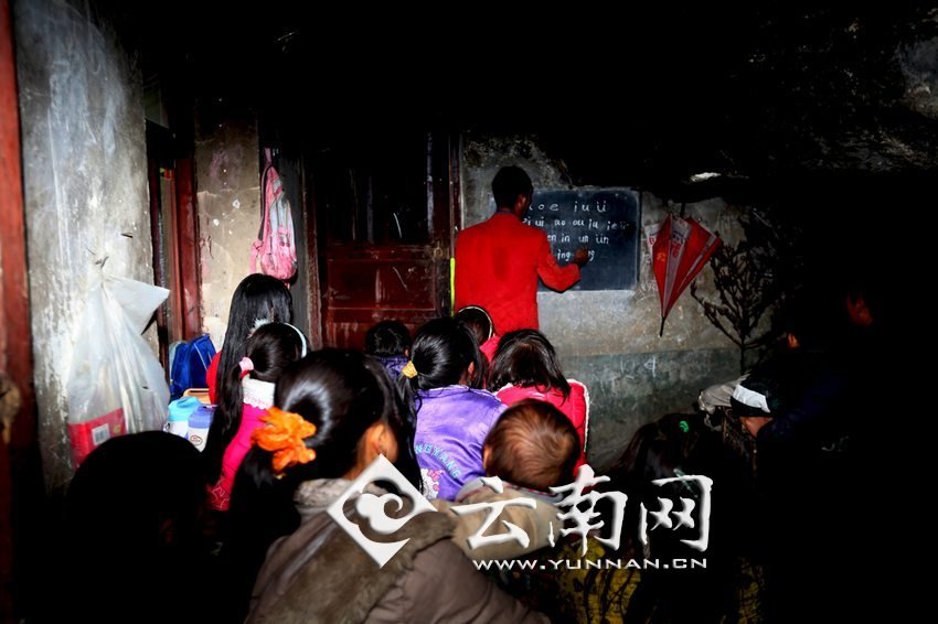 由于受到當(dāng)?shù)厝似缫?，大鍋圈的孩子們沒有外出求學(xué)的機(jī)會(huì)，只能在這樣的簡(jiǎn)易房里學(xué)習(xí)