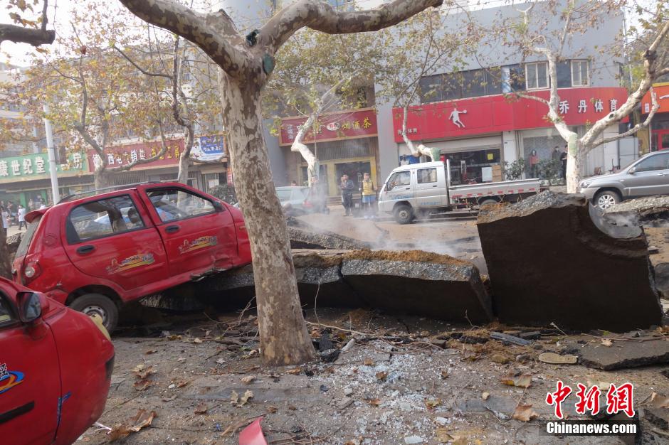 中石化黃濰輸油管線破裂起火原油泄漏致多人死亡 中石化黃濰輸油管線破裂起火原油泄漏致多人死亡